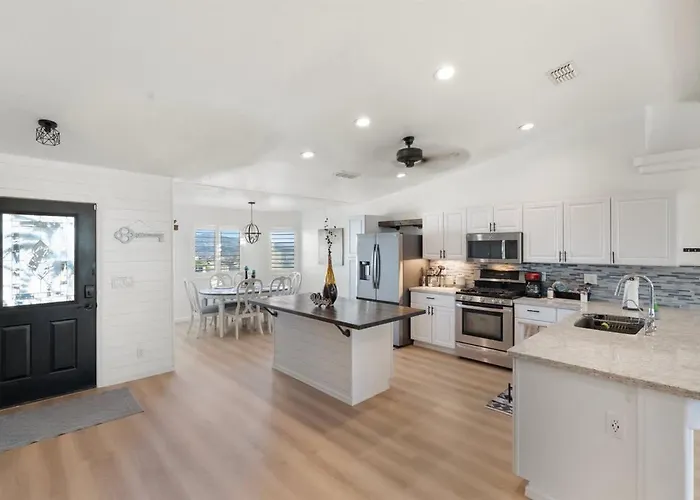 Pool Minutes To Havasu Sleeps 12 Holiday home *